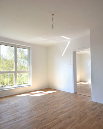 ZENTRUM MITTE LEHEN | Teilsanierte 3-Zimmer-Wohnung in der obersten Etage mit Parkblick