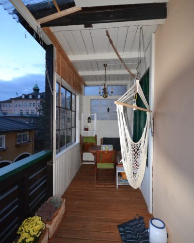 ANDRÄVIERTEL | Charmante 2‑Zimmer-Altbauwohnung mit gemütlicher Westloggia & Atelier-/Büro-/Hobbyraum im EG