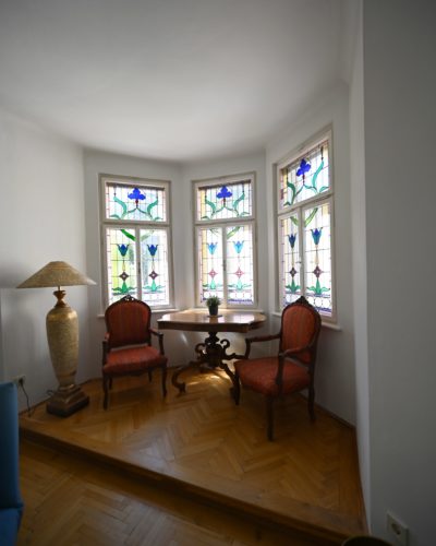 RIEDENBURG | Voll möblierte 3‑Zimmer-Wohnung mit Balkon und Garage in wunderschönem Altbau