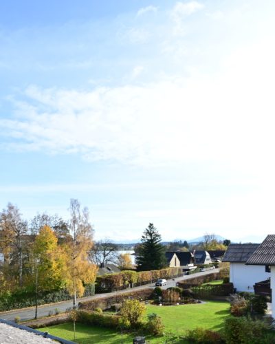 SEEHAM | ZWEITWOHNSITZ — Gemütliche 3‑Zimmer-Dachgeschoss-Wohnung mit Parkplatz, Dachterrasse und Seeblick