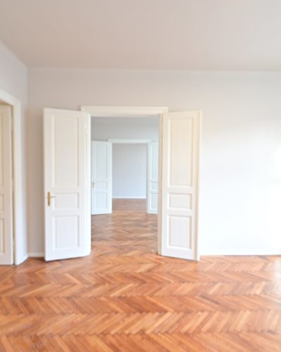 ELISABETH-VORSTADT | 1.-BEZUG NACH SANIERUNG: Eleganter Wiener Altbau-Charme trifft urbane Salzburger Citylage, 4‑Zimmer-Wohntraum mit 3,30 m Raumhöhe & Balkon