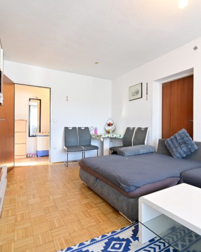 JOSEFIAU | Helle 2‑Zimmerwohnung mit Südbalkon, Tiefgarage und Sanierungsbedarf (vermietet bis 10/2027)